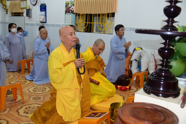 Lễ sám hối và tặng quà Đạo tràng Minh Chất, Cần Thơ