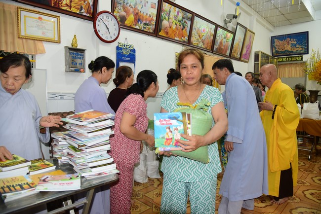 Lễ sám hối và tặng quà Đạo tràng Minh Chất, Cần Thơ