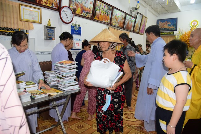 Lễ sám hối và tặng quà Đạo tràng Minh Chất, Cần Thơ