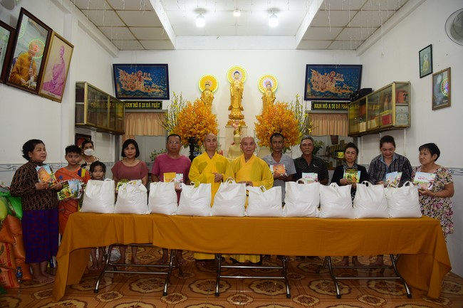 Lễ sám hối và tặng quà Đạo tràng Minh Chất, Cần Thơ