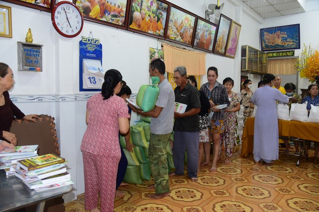 Lễ sám hối và tặng quà Đạo tràng Minh Chất, Cần Thơ