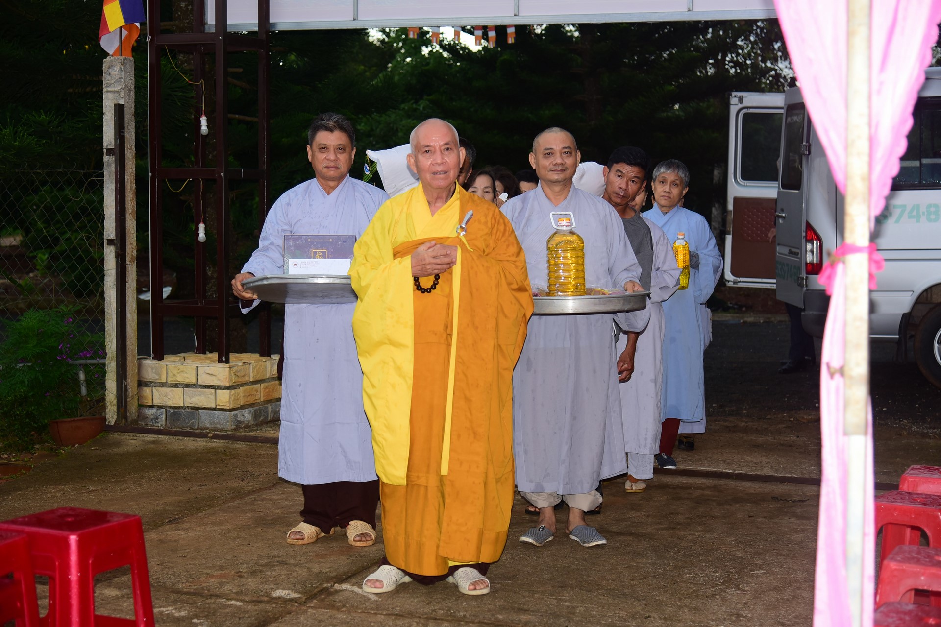 Cúng dường Tam bảo tại Cơ sở Lâm Pháp, Lâm Đồng