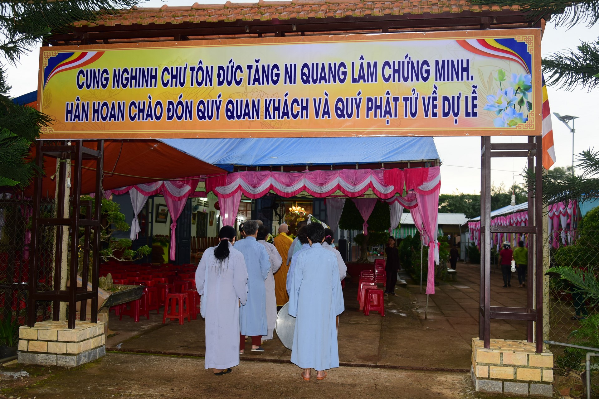 Cúng dường Tam bảo tại Cơ sở Lâm Pháp, Lâm Đồng