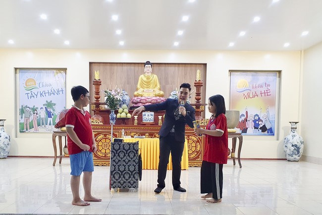 Last day of Teenage Retreat in summer at Tay Khanh pagoda