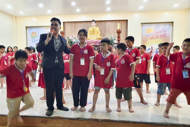 Last day of Teenage Retreat in summer at Tay Khanh pagoda