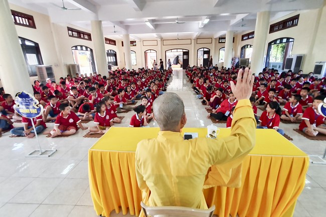 Last day of Teenage Retreat in summer at Tay Khanh pagoda