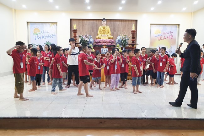 Last day of Teenage Retreat in summer at Tay Khanh pagoda