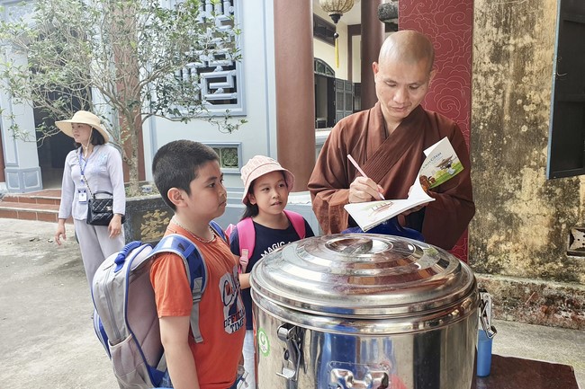 Last day of Teenage Retreat in summer at Tay Khanh pagoda