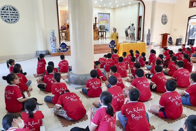 Last day of Teenage Retreat in summer at Tay Khanh pagoda
