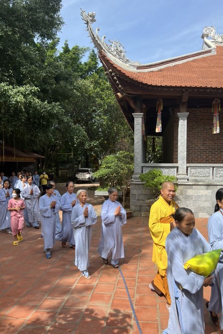 Dong Cao Pagoda offering to Rain-retreat schools