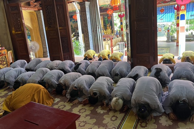 Dong Cao Pagoda offering to Rain-retreat schools
