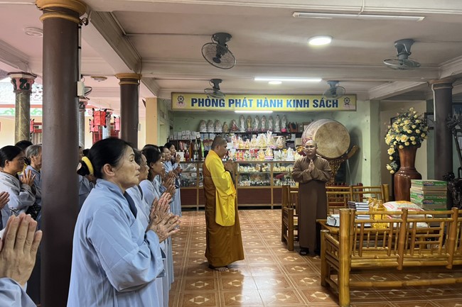 Dong Cao Pagoda offering to Rain-retreat schools