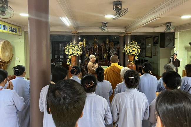 Dong Cao Pagoda offering to Rain-retreat schools