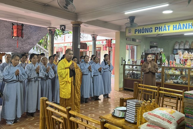 Dong Cao Pagoda offering to Rain-retreat schools