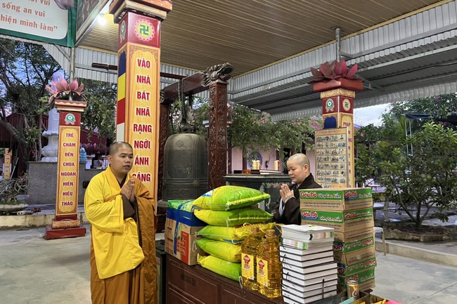 Dong Cao Pagoda offering to Rain-retreat schools