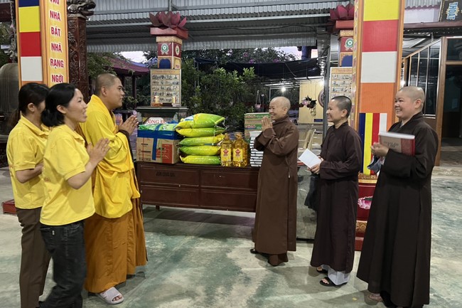 Dong Cao Pagoda offering to Rain-retreat schools