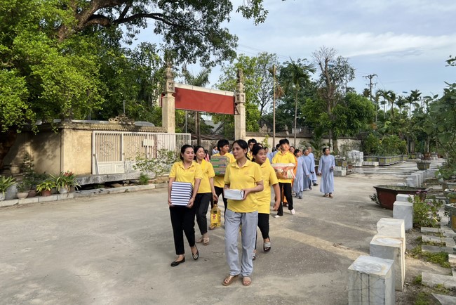 Dong Cao Pagoda offering to Rain-retreat schools