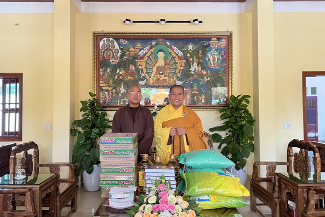 Dong Cao Pagoda offering to Rain-retreat schools
