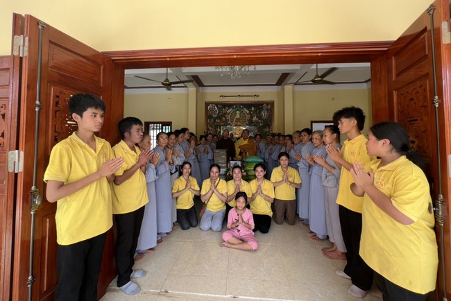 Dong Cao Pagoda offering to Rain-retreat schools