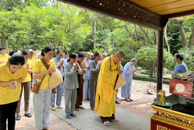 Dong Cao Pagoda offering to Rain-retreat schools
