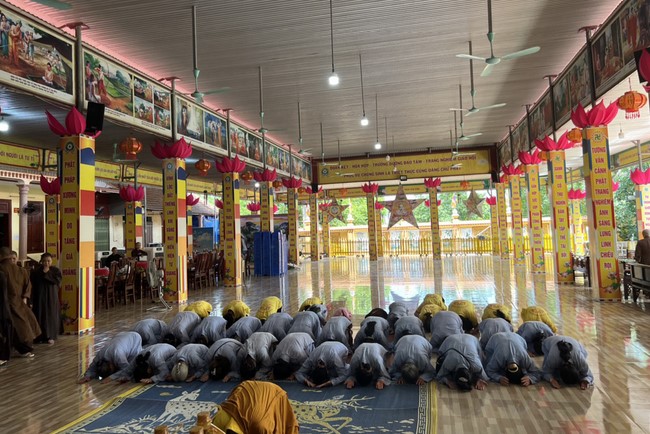 Dong Cao Pagoda offering to Rain-retreat schools