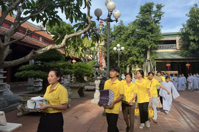 Dong Cao Pagoda offering to Rain-retreat schools