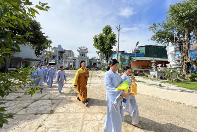 Dong Cao Pagoda offering to Rain-retreat schools