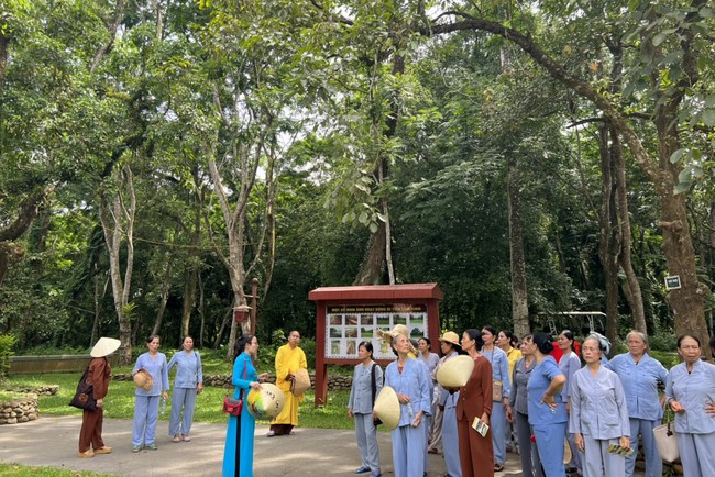 Dong Cao Pagoda offering to Rain-retreat schools