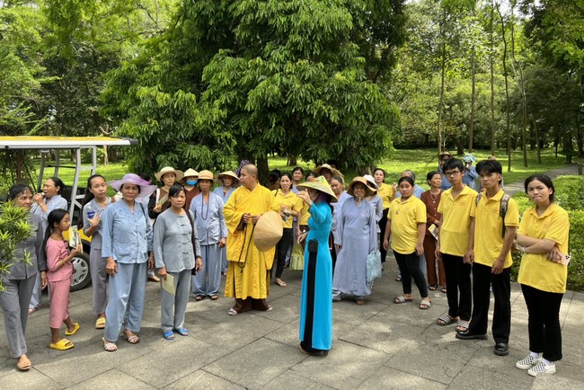 Dong Cao Pagoda offering to Rain-retreat schools