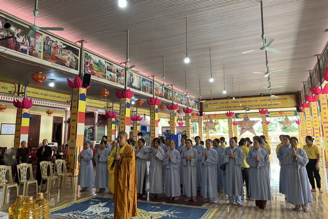 Dong Cao Pagoda offering to Rain-retreat schools