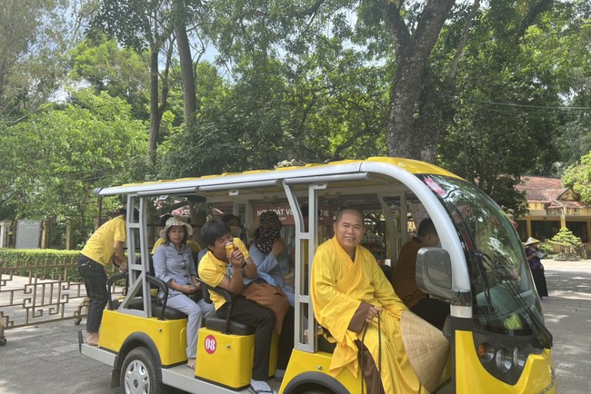 Dong Cao Pagoda offering to Rain-retreat schools