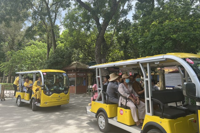 Dong Cao Pagoda offering to Rain-retreat schools