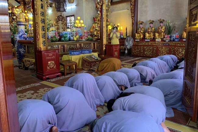Dong Cao Pagoda offering to Rain-retreat schools