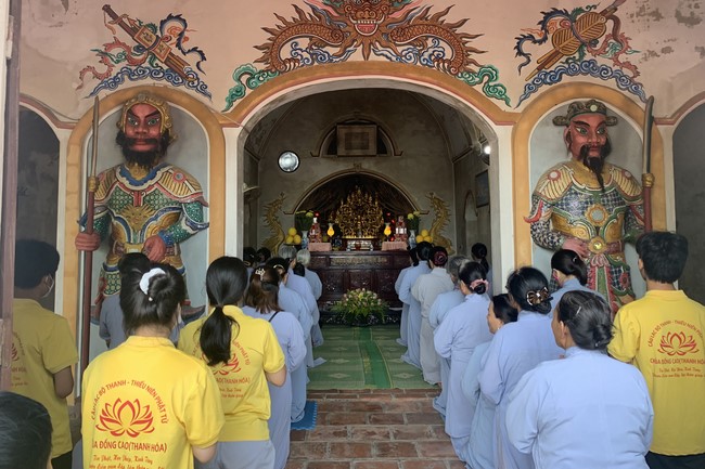 Dong Cao Pagoda offering to Rain-retreat schools
