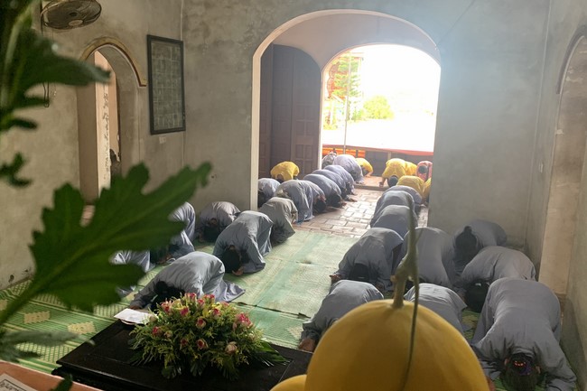 Dong Cao Pagoda offering to Rain-retreat schools