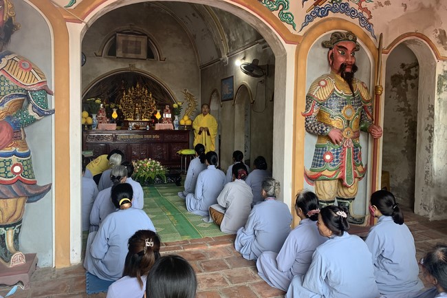 Dong Cao Pagoda offering to Rain-retreat schools