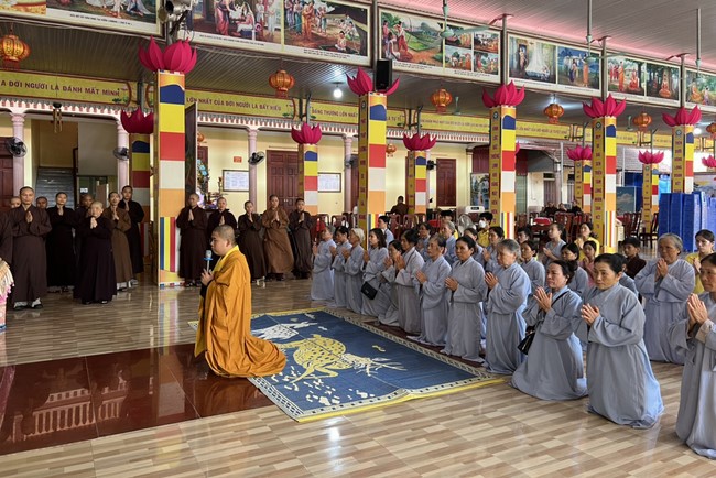 Dong Cao Pagoda offering to Rain-retreat schools