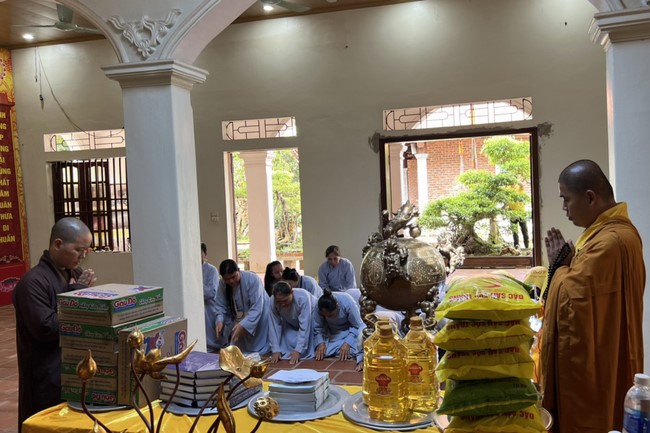 Dong Cao Pagoda offering to Rain-retreat schools