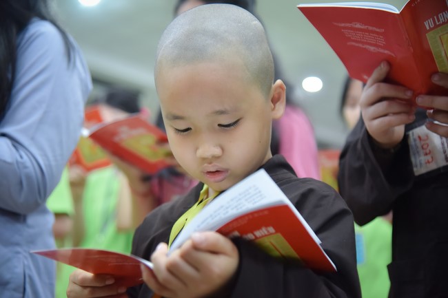 The second day of Temporary ordination retreat for Children in Summer