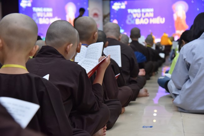 The second day of Temporary ordination retreat for Children in Summer