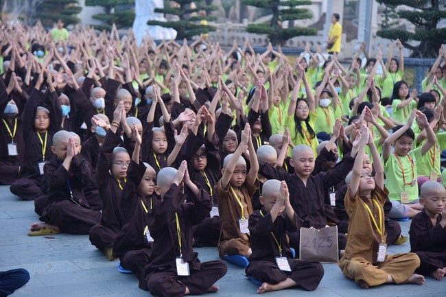 The second day of Temporary ordination retreat for Children in Summer