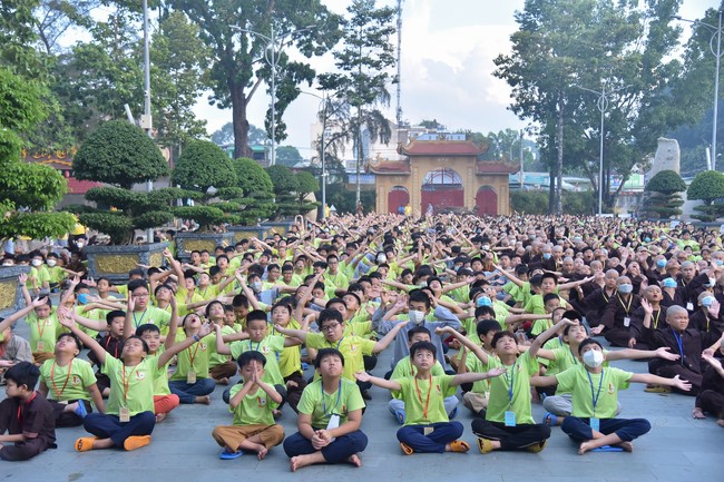 The second day of Temporary ordination retreat for Children in Summer