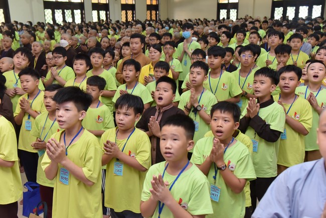 The third day of Temporary ordination retreat for Children in Summer