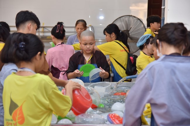 The third day of Temporary ordination retreat for Children in Summer