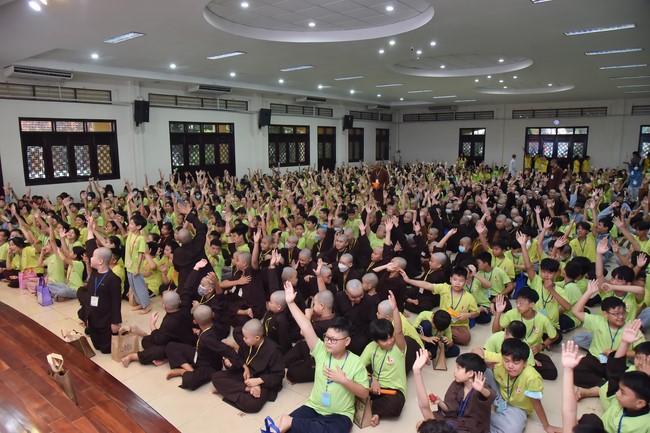 The third day of Temporary ordination retreat for Children in Summer