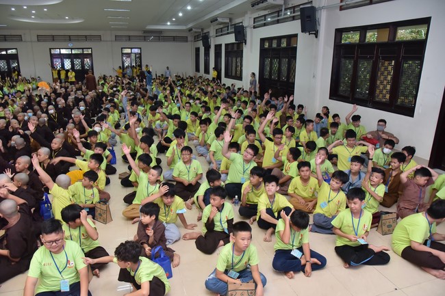 The third day of Temporary ordination retreat for Children in Summer