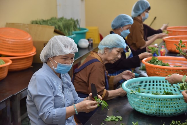 The fourth day of Temporary ordination retreat for Children in Summer