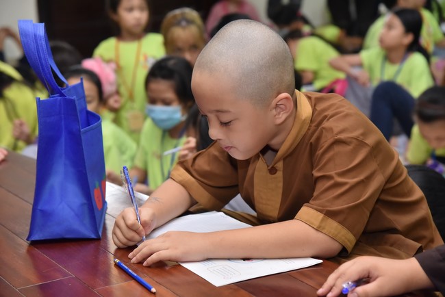 The fourth day of Temporary ordination retreat for Children in Summer