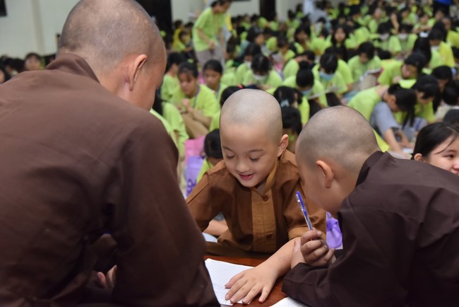 The fourth day of Temporary ordination retreat for Children in Summer