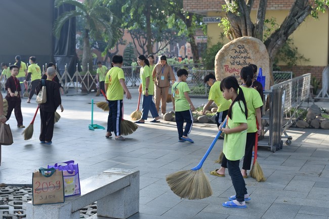 The fourth day of Temporary ordination retreat for Children in Summer
